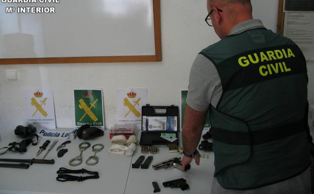 Se persona en casa de su jefe en Chiva con una pistola y le amenaza de muerte: «Esta bala es para ti»