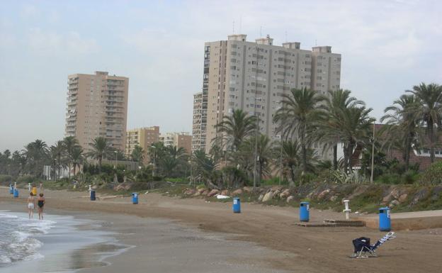 Cierran al baño la playa de La Pobla de Farnals mientras El Puig y Massamagrell están a la espera de la reapertura