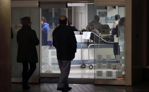 El gasto extra en guardias sanitarias se duplica en un año por la falta de personal