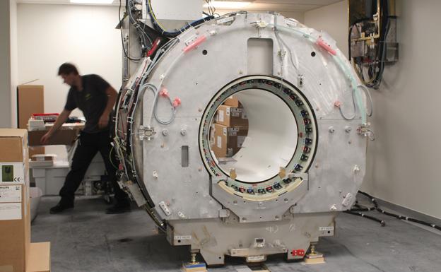 Montaje de los equipos de resonancia y TAC donados por Amancio Ortega al General de Valencia