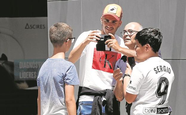 ¿Por qué tarda en hacerse oficial el fichaje de Maxi Gómez por parte del Valencia?