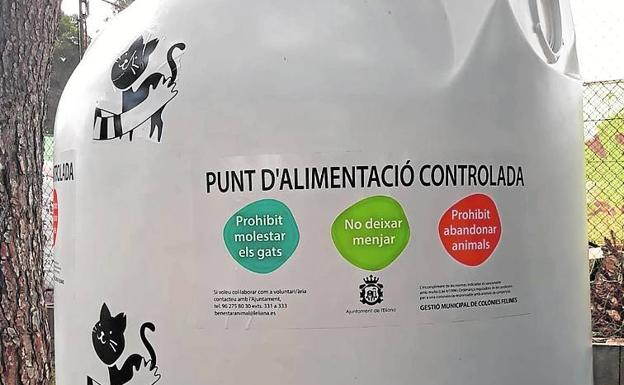 Instalan un nuevo dispensador de alimentos para colonias felinas