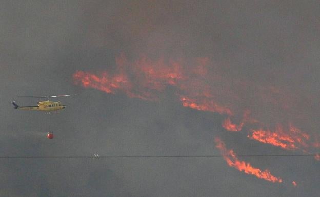 El fuego arrasa casi 900 hectáreas en Beneixama con 84 vecinos evacuados