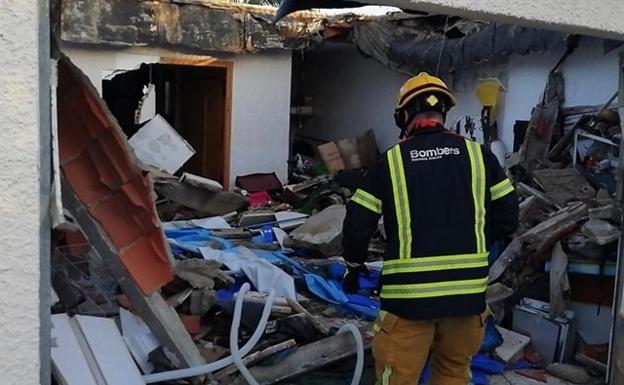 Dos heridos al derrumbarse el techo de un garaje en Mutxamel donde habían instalado una piscina