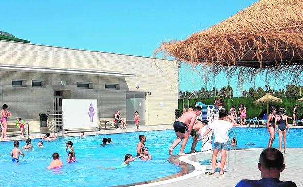 Gran afluencia en el estreno de la piscina municipal descubierta