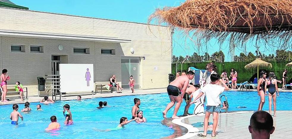 Gran afluencia en el estreno de la piscina municipal descubierta