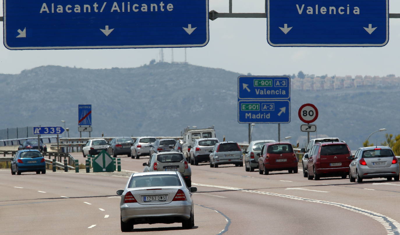 Fallece un camionero al chocar contra la mediana de la A-7 en Albaida