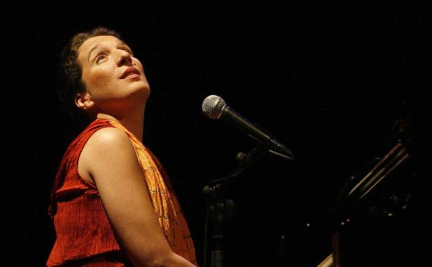 Dulce Pontes: «Entiendo la música como un acto de libertad y expresión»