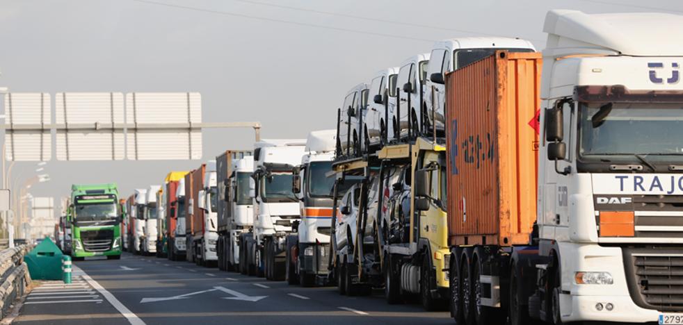 Colas de cinco kilómetros en la entrada al Puerto de Valencia