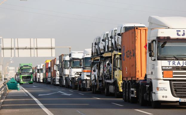 Colas de cinco kilómetros en la entrada al Puerto de Valencia