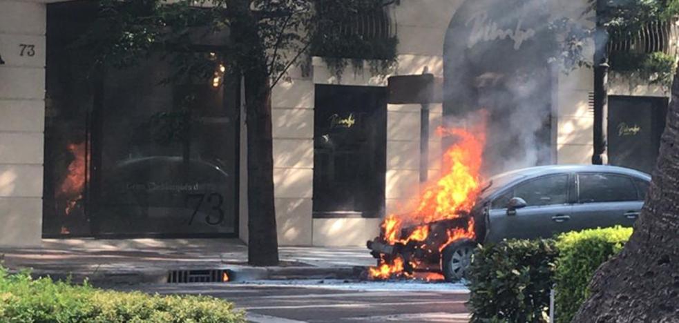 Alarma en el centro de Valencia por el riesgo de explosión de un coche