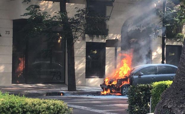 Alarma en el centro de Valencia por el riesgo de explosión de un coche