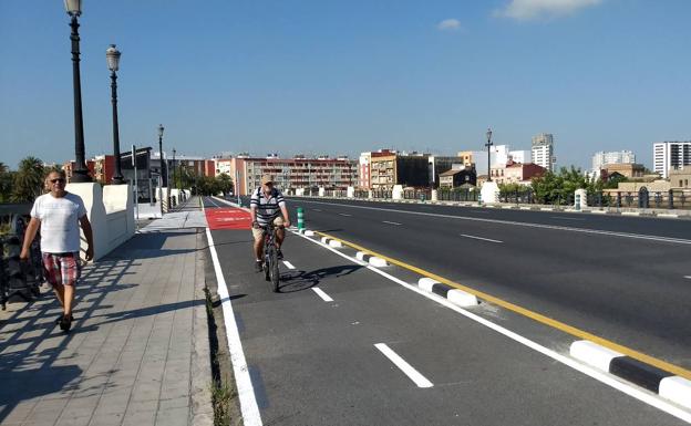 Valencia estrena un nuevo carril para bicicletas y patinetes eléctricos