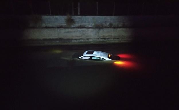 Cae con su Porsche en un río de Xeraco tras dormirse al volante