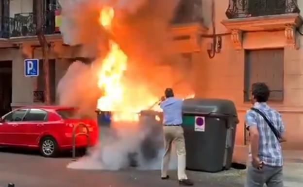 Queman un contenedor junto a la sede de Vox y Ortega Smith apaga las llamas