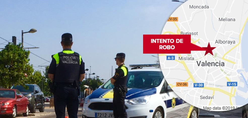 Intenta robar a punta de navaja el coche a una mujer parada en un semáforo en Valencia