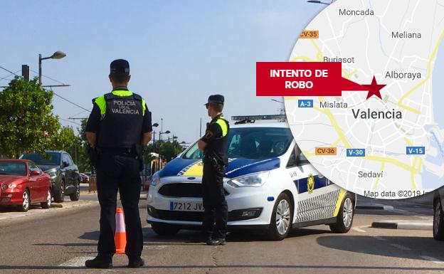 Intenta robar a punta de navaja el coche a una mujer parada en un semáforo en Valencia