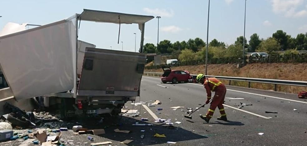 Un camión parado en el arcén del by-pass provoca la colisión de un turismo en el que viajaba un bebé de once meses
