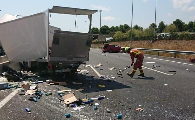 Un camión parado en el arcén del by-pass provoca la colisión de un turismo en el que viajaba un bebé de once meses