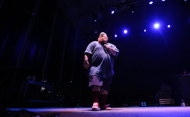 El rapero Action Bronson la lía en el FIB: retrasos, empujones y lanzamiento de micrófono