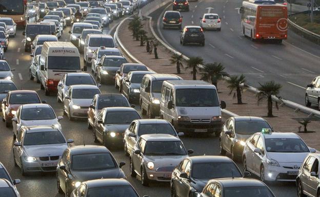 Un carril cortado y retenciones en las principales entradas de Valencia