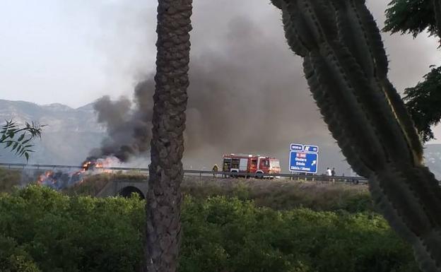 El incendio en un coche provoca retenciones en la AP-7 a la altura de Ondara