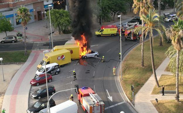 Un joven ebrio choca contra un camión en una rotonda y su coche se prende fuego