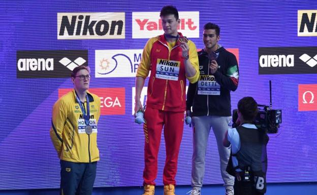 El repudiado Sun Yang comienza con oro en los 400 y Titmus destrona a Ledecky