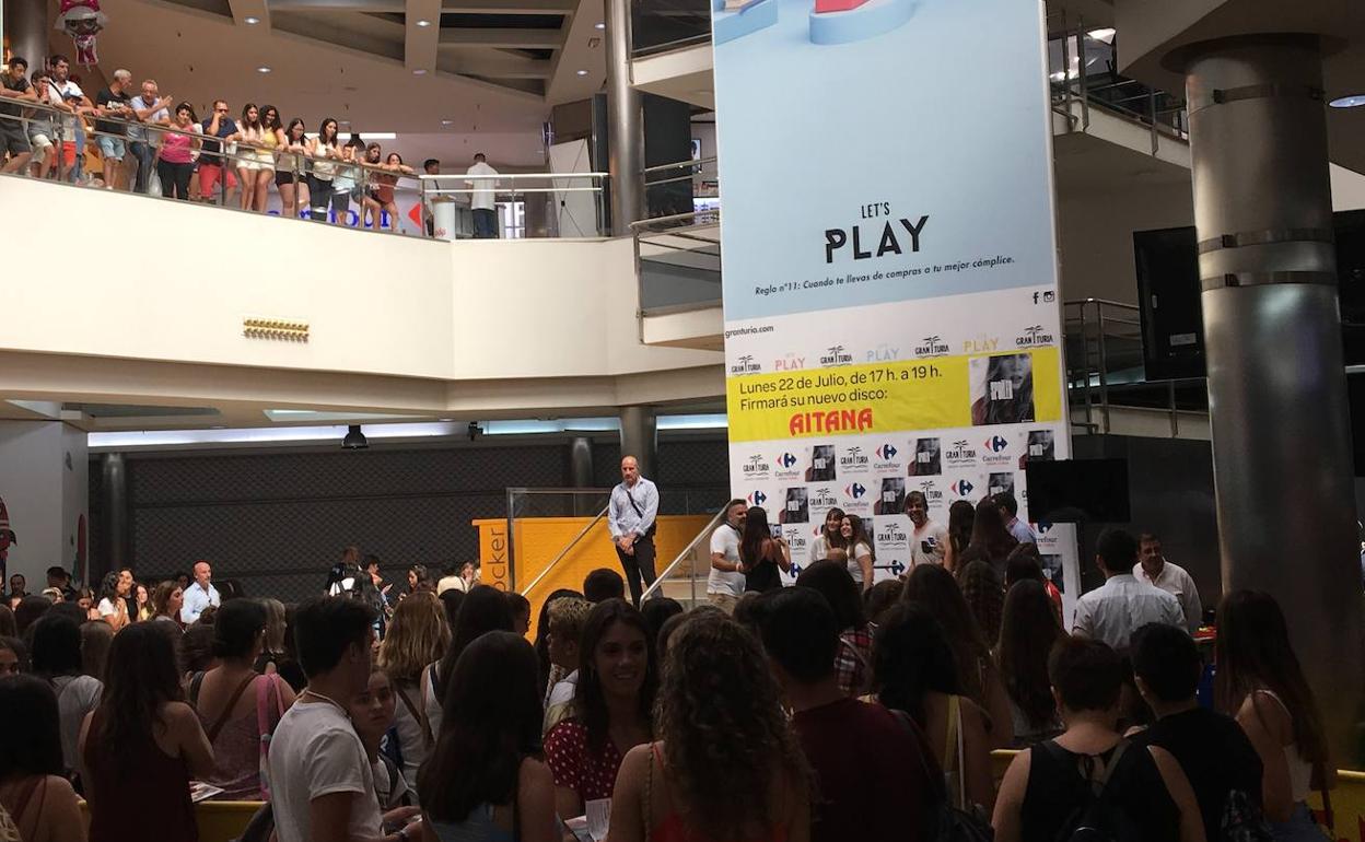Aitana En Gran Turia Cientos De Fans Hacen Cola Para Ver A Aitana De Ot Antes De Su Concierto En Valencia Las Provincias