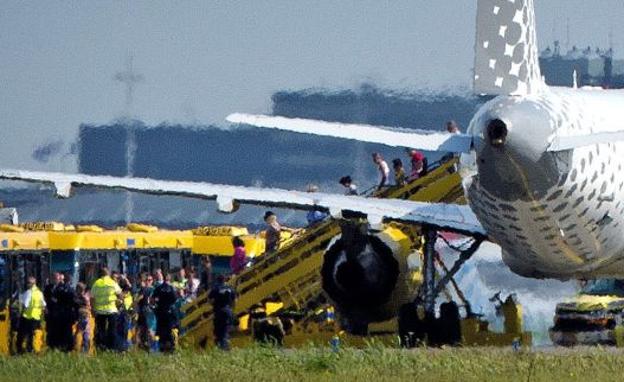 Una compañía aérea deja en tierra a una mujer que vestía un body negro y una falda vaquera