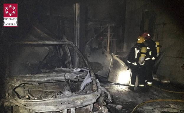 Se incendia un taller de vehículos en Burriana con cuatro coches dentro