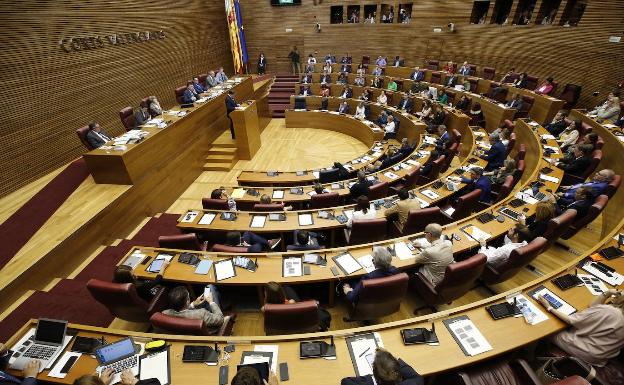 Asesores de Les Corts y del Ayuntamiento cobran el sueldo de un conseller