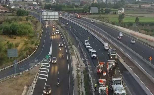 Atasco de 2,5 kilómetros en la autovía V-21 por obras a la salida de Valencia