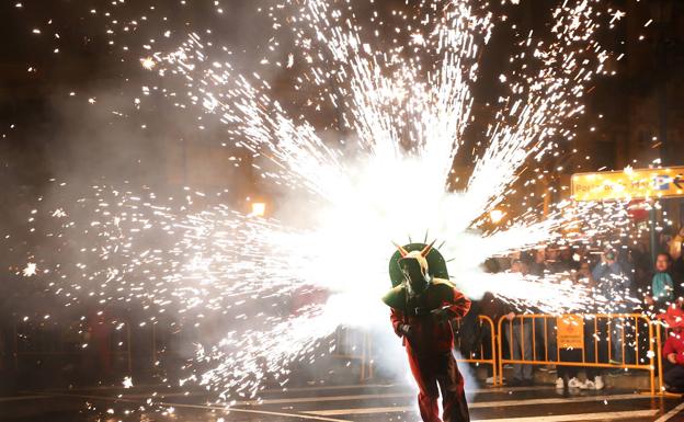 Un gran correfoc cierra el ciclo pirotécnico de la Feria de Julio