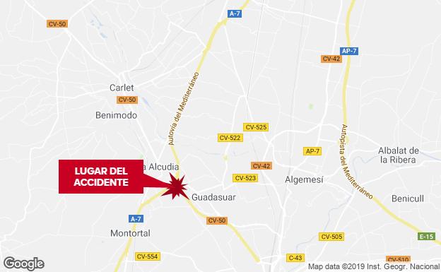 Un motorista fallece al ser alcanzado por un coche en la A-7 a su paso por Guadassuar
