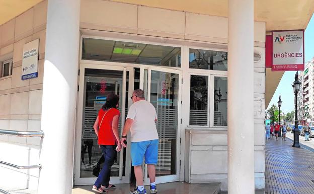 Esperas de hasta diez horas en Urgencias de la costa por la falta de refuerzos: «Esto es un caos y un desastre. Lo que diga es poco»