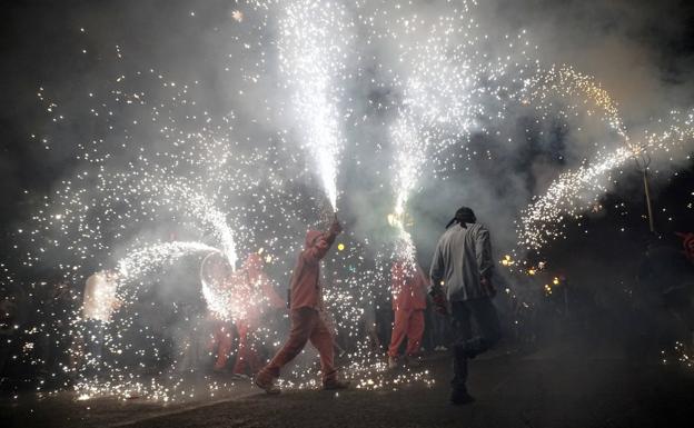 Demonios y bestias de fuego recorren Valencia en el Correfoc
