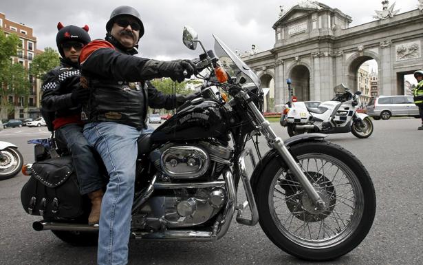 Plan de choque de la DGT para las motos: más multas por no llevar casco y uso obligatorio de guantes