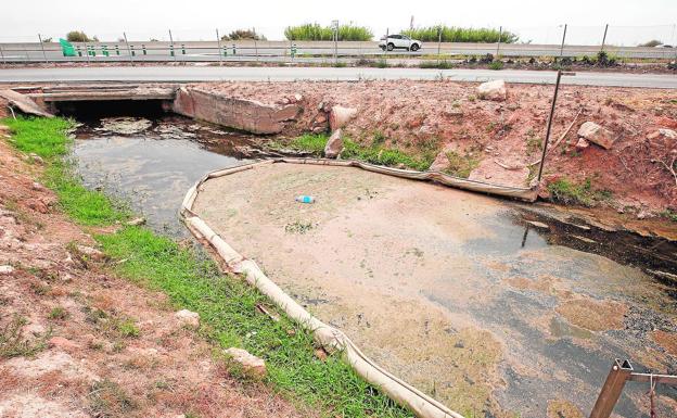 La Generalitat estudia desviar acequias para evitar el cierre de playas por aguas fecales