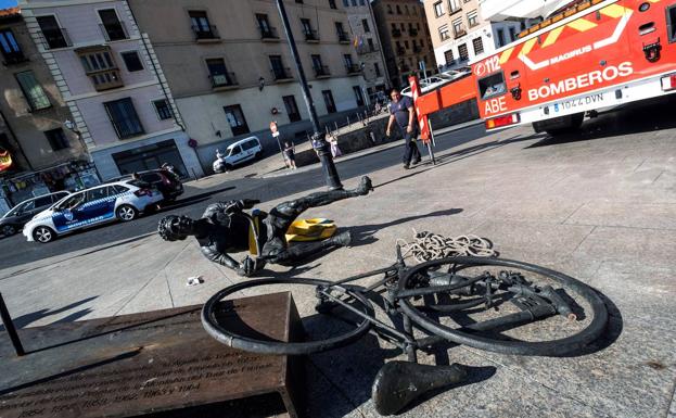 Destrozan la estatua de Bahamontes que hizo el escultor valenciano Javier Molina