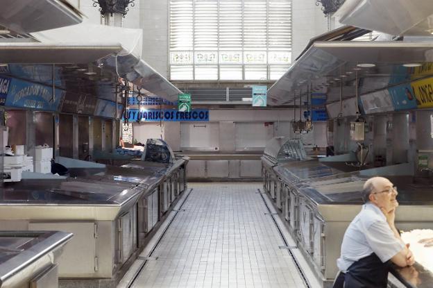 Pescaderías sin relevo en el Mercado Central de Valencia