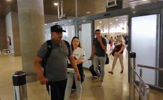 Anil Murthy llega a la sede del Valencia entre insultos