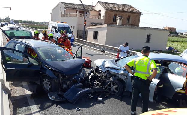 Violento choque frontal entre dos coches con dos niñas cerca de Port Saplaya