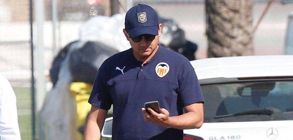 Murthy da explicaciones a la plantilla y se va a la sede del Valencia CF, donde está Alemany