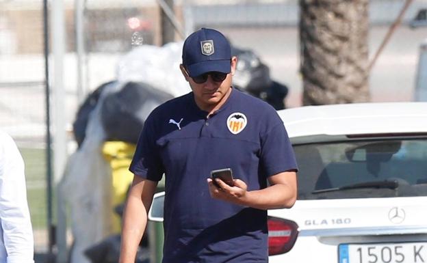 Murthy da explicaciones a la plantilla y se va a la sede del Valencia CF, donde está Alemany