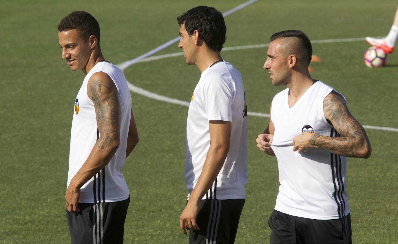 La plantilla del Valencia CF redobla su presión y quiere hablar con Peter Lim