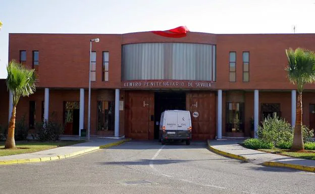 Un preso de la cárcel Sevilla II se fuga cuando iba a ser deportado a Marruecos