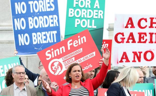 El Sinn Féin pide un referéndum de unificación irlandesa si hay un 'brexit' salvaje