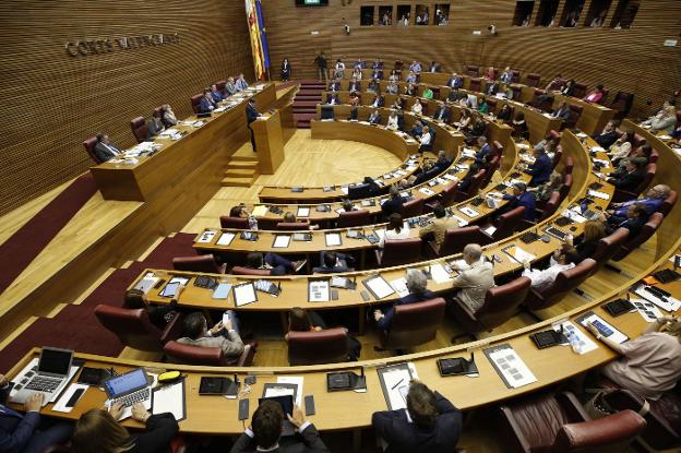 Los grupos de Les Corts presentan las cuentas de 2018 sin entregar facturas