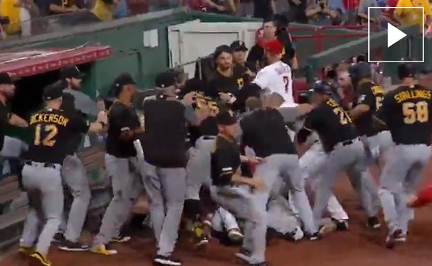 Un jugador de béisbol se lanza contra 15 rivales e inicia una monumental pelea